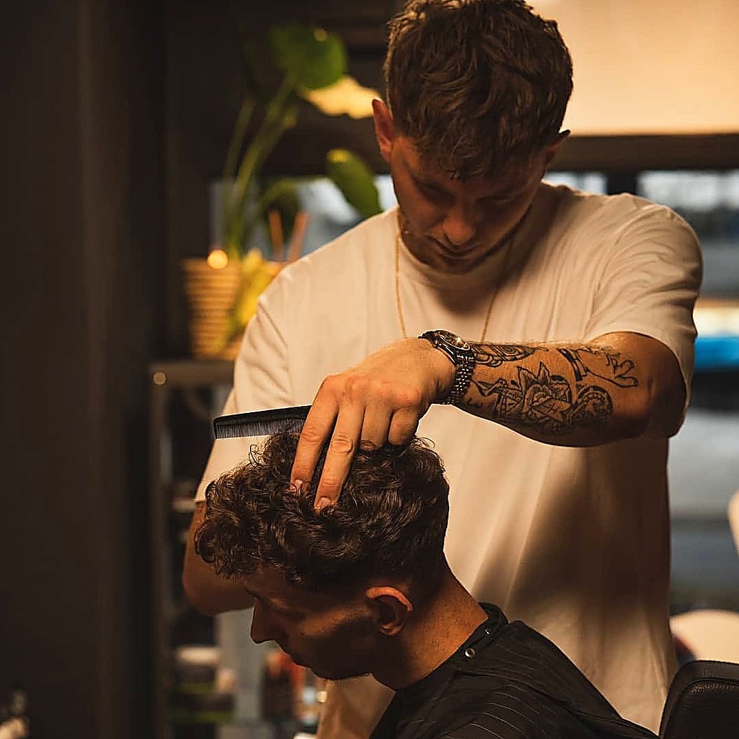 Tijmen aan het werk in de echte The Dandy Fox barbershop
